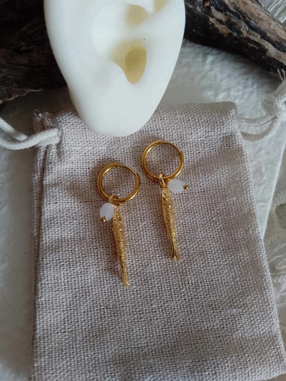 Boucles d'oreilles bohèmes créoles poissons dorés et pierres de calcédoine blanche – photo 2